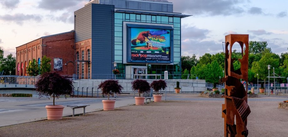 Rock- und Popmuseum mit einer Skulptur im Vordergrund