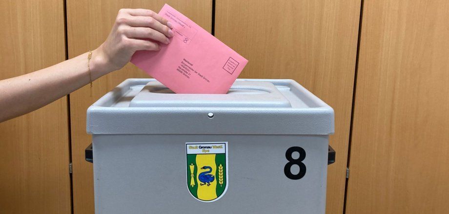 Wahlurne mit einem roten Brief