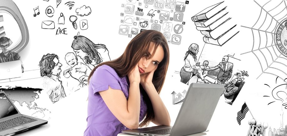 Eine Frau sitzt vor ihrem Laptop und im Hintergrund sind Zeichnungen, welche Probleme darstellen.