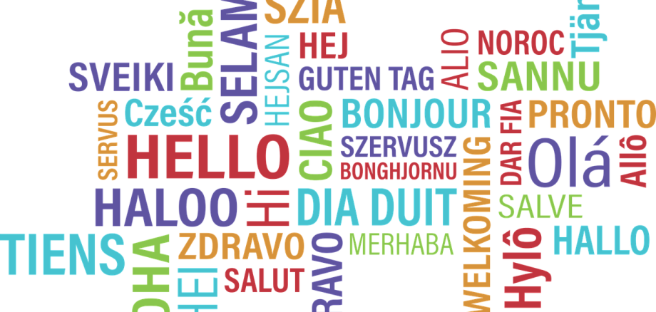 Das Wort "Hallo" ist in unterschiedlichen Sprachen und Farben dargestellt.