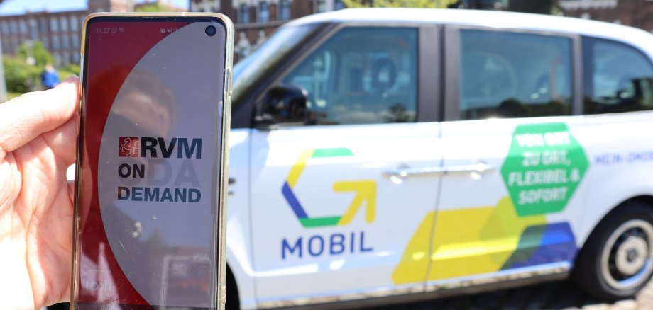 G-Mobil mit App auf einem Handy