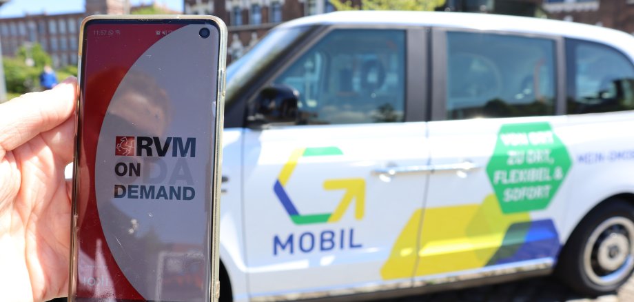 G-Mobil mit App auf einem Handy