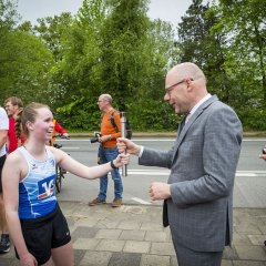Die Läuferin Madita Dinkelborg übergibt das Friedensfeuer an den Bürgermeister der Gemeente Enschede Roelof Bleker.