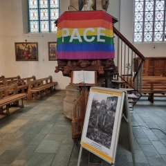 Die Peace-Fahne in der Kirche.