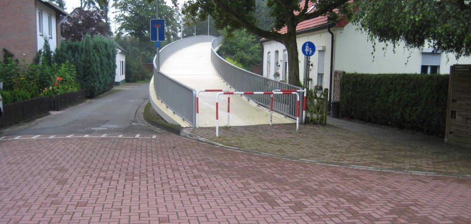 Die Fußwegbrücke am Schäferweg.