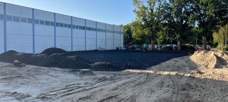 Die Baustelle zur Schulhof-Sanierung an der Gesamtschule Gronau.