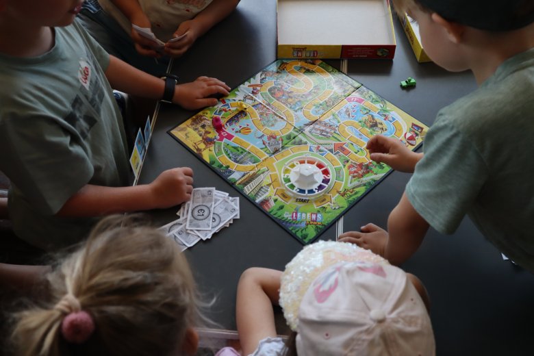 Kinder spielen Brettspiel