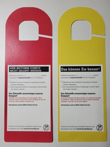 Die rote und gelbe Plakette zur Biotonnenkontrolle