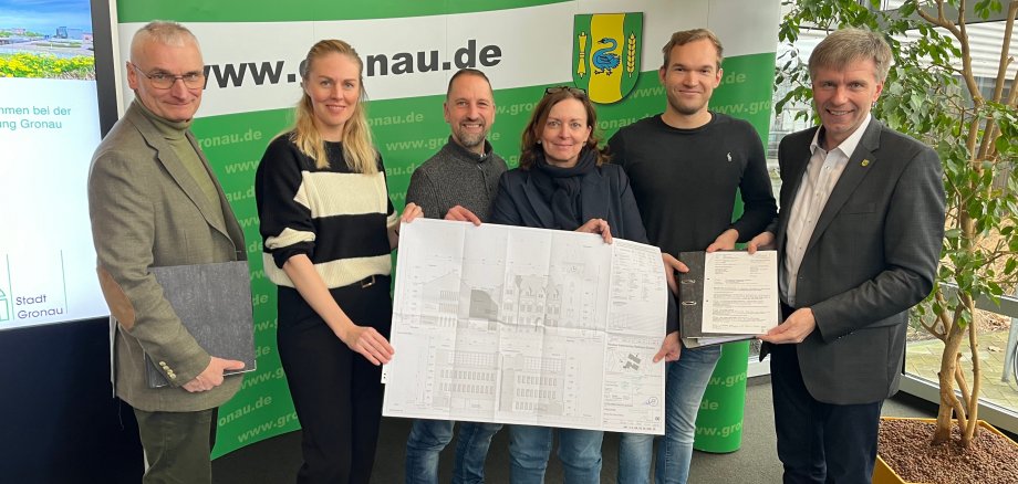 Stadtbaurat Groß-Holtick und Bürgermeister Rainer Doetkotte erhalten die Baugenehmigung für das Historische Rathaus