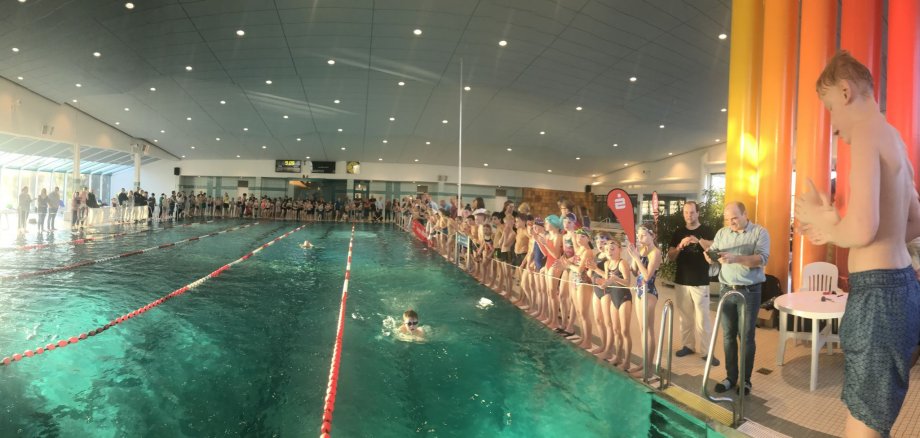Innenansicht des Hallenbades, in dem das Staffelschwimmen der Gronauer Schulen stattfindet