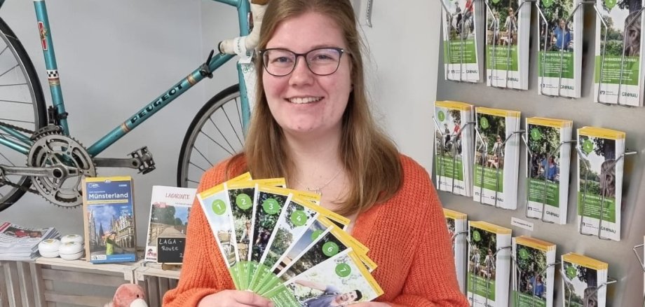 Anne Holters zeigt Radkarten