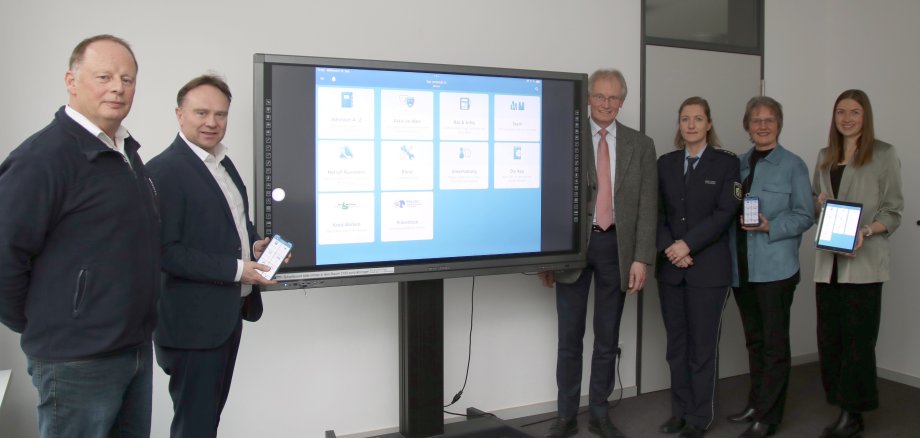 Landrat Dr. Kai Ziwcker und vier weitere Personen stellen die neue Gesundheits- und Senioren-App "Gut versorgt in" vor