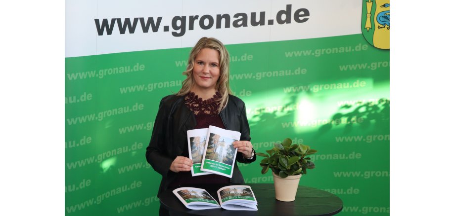 Katrin von Trümbach stellt Seniorenkalender 2024 vor