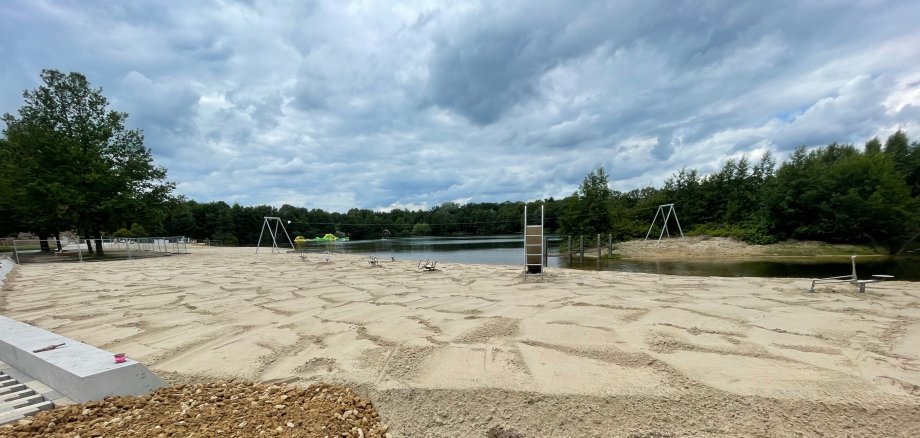 Blick über den neuen Strandbereich zum Drilandsee