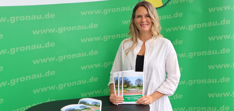 Altenhilfe-Koordinatorin der Stadt Gronau, Katrin von Trümbach hält den neuen Senior:innen Kalender 2. Halbjahr 2024 in den Händen.