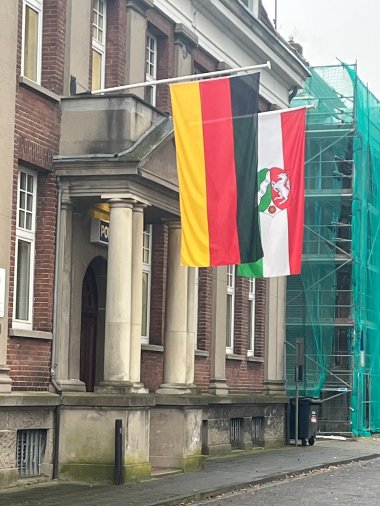 Halbmastbeflaggung vor der Polizeiwache in Gronau. Zu sehen sind die Flaggen der Bundesrepublik Deutschland und des Landes Nordrhein-Westfalen