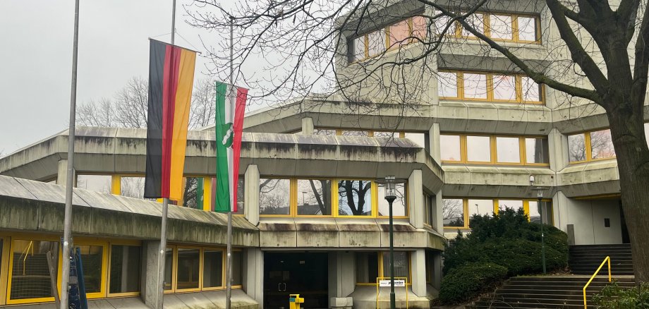 Halbmastbeflaggung vor dem Gronauer Rathaus. Zu sehen sind die Flaggen der Bundesrepublik Deutschland und des Landes Nordrhein-Westfalen
