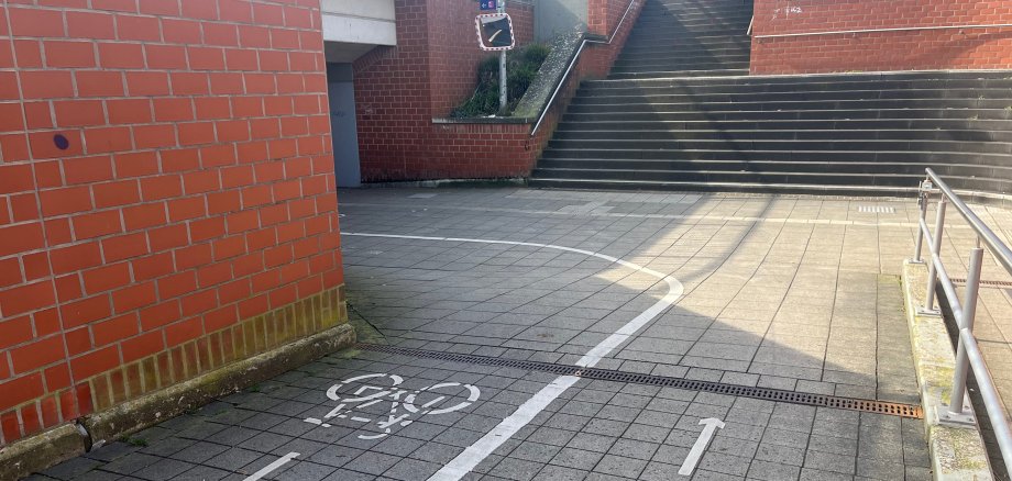 Kennzeichnung der Fahrbahn für Radfahrer in der Bahnhofunterführung in Gronau