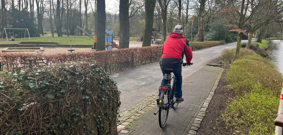 Ein Radfahrer fährt durch den Gronauer Stadtpark