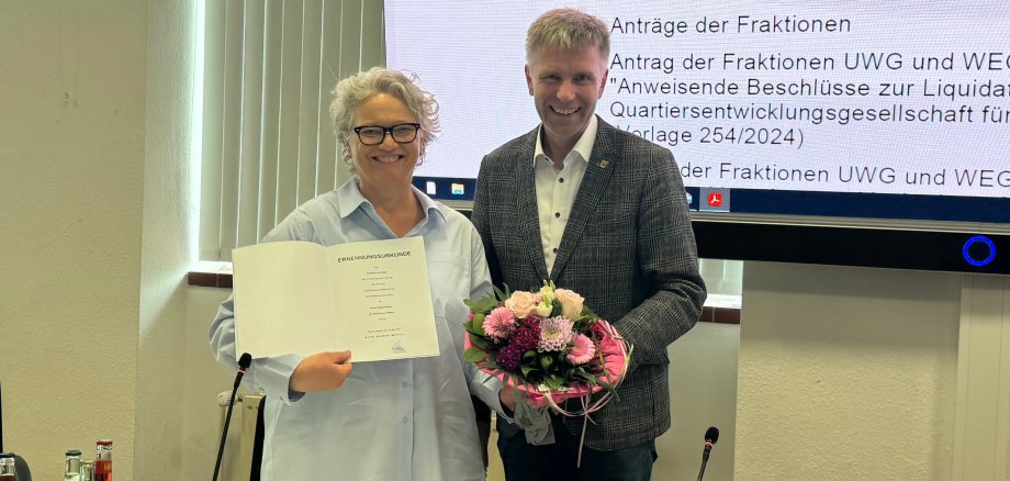 Die neue Erste Beigeordnete Christiane Schrader erhält ihre Ernennungsurkunde von Bürgermeister Doetkotte.