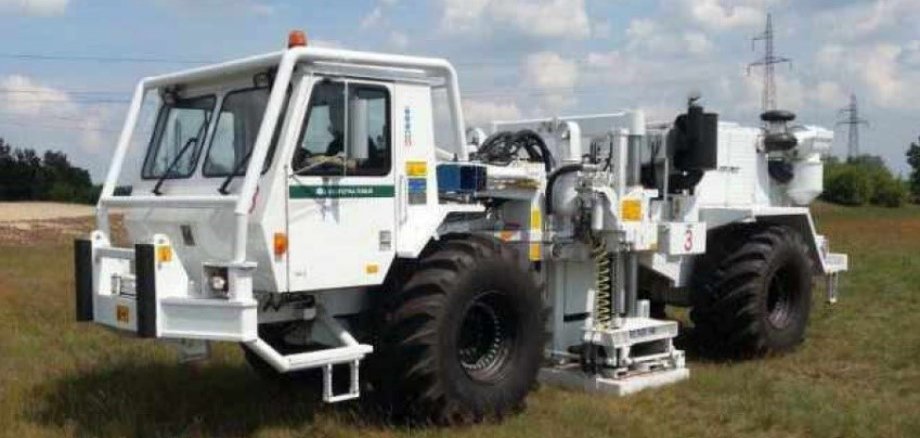 Ein Vibroseis-Truck auf einem Feld