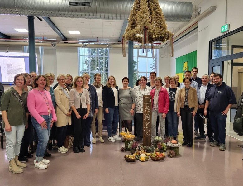 Landfrauen und Gäste im Ratssaal unter der Erntekrone