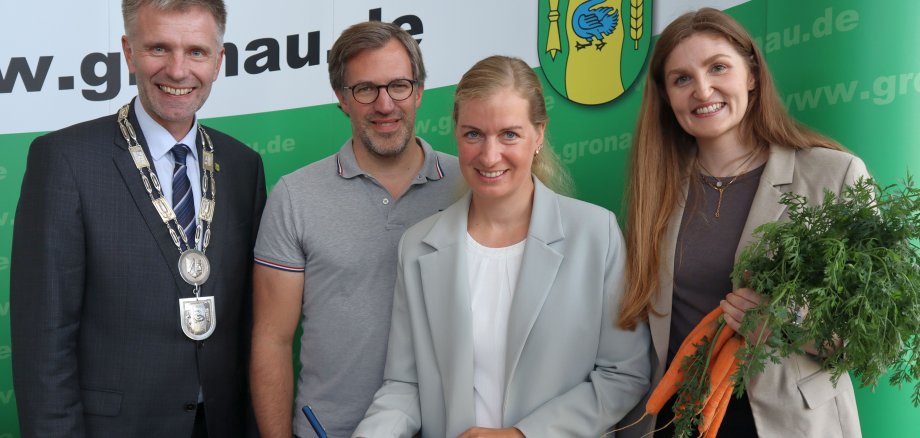 Die Paralympicssiegerin Anna-Lena Niehues mit weiteren Personen bei der Eintragung in das Goldene Buch