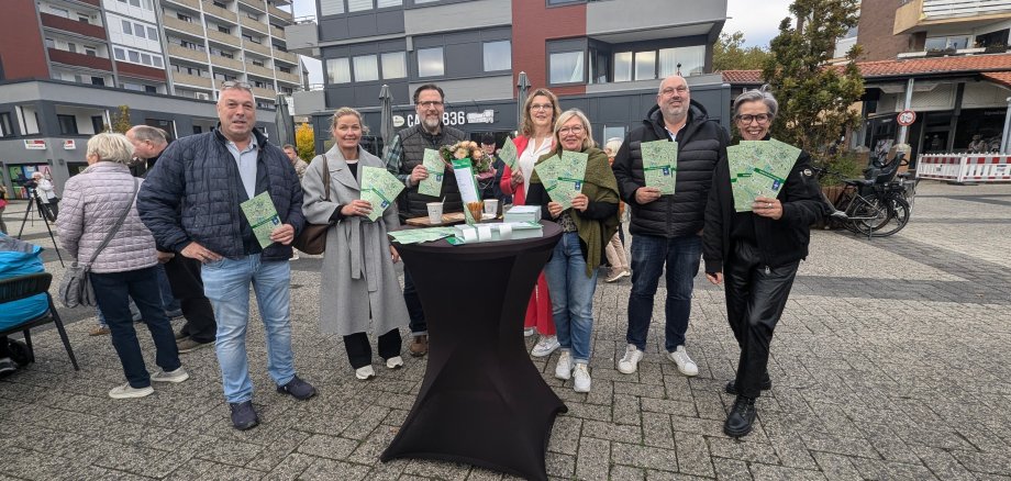 v.l.n.r.: Achim Meyer (Altes Gasthaus Meyer), Ulrike Damer (Moda In, Cityring-Vorstand), Frank Schulte (Schuh Schulte, Cityring-Vorstand), Christiane Meyer (Sparkasse Westmünsterland), Mecky Hölscher (Lena Parfümerie), Jochen Schmeing (Vorstand Eper Werbegemeinschaft), Elke Rinke (Stadtmarketing)