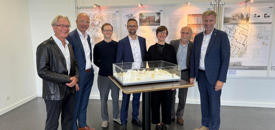 Von links nach rechts: Vorsitzende des Aufsichtsrates der QEG, Dr. Kuhlmann-Eckel, Geschätsführer der QEG Dr. Robbers, Stefan Schwirtz (studioinges), Marco Schüler (Atelier 30 Architekten), Mariia Krasovska und Ernst Klein (Klein + Neubürger Architekten) sowie Bürgermeister Rainer Doetkotte.