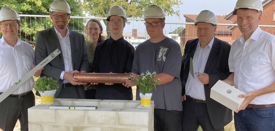 Beteiligte mit der Zeitkapsel bei der Grundsteinlegung