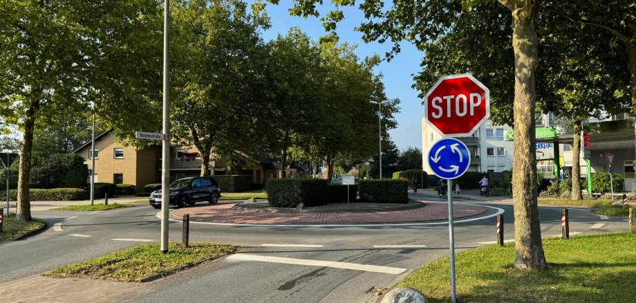 Neue Stoppschilder und Haltelinien am Kreisverkehr Vereinsstraße / Kaiserstiege zur Erhöhung der Verkehrssicherheit