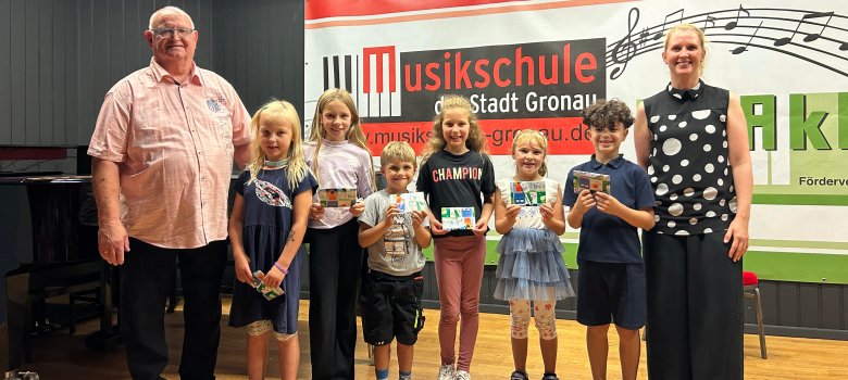 von links nach rechts: stellv. Bürgermeister Werner Bajorath, Annabel Schildberg, Milou Lüch, Leo Mads Nicke, Anna Blank, Melina Seel, Joel Aslan und Büchereileitung Anne Kammholz 