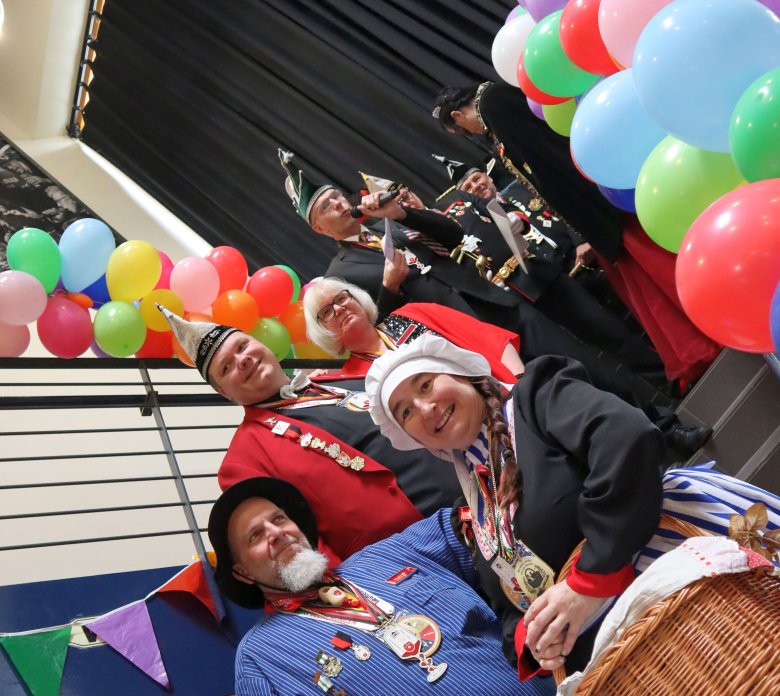 Karnevalisten des Bürgerausschuss Karneval auf der Treppe im Foyer der Bürgerhalle