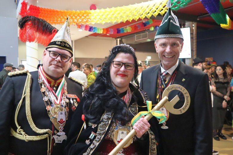 Karnevalsprinz Burkhard II., Stadtprinzessin Marijana I und Bürgermeister Doetkotte im Foyer der Bürgerhalle