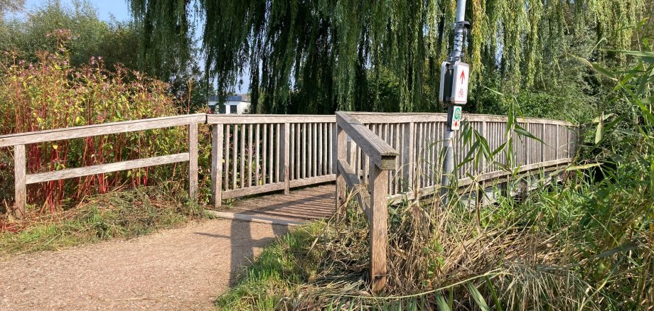 Die Rad- und Fußwegbrücke Unland in Epe.