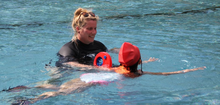 Ein Kind lernt Schwimmen im Hallenbad Gronau.