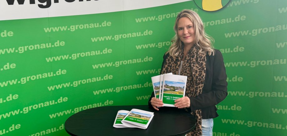 Altenhilfe-Koordinatorin der Stadt Gronau, Katrin von Trümbach stellt den neuen Seniorenkalender für das 1. Halbjahr 2025 vor.